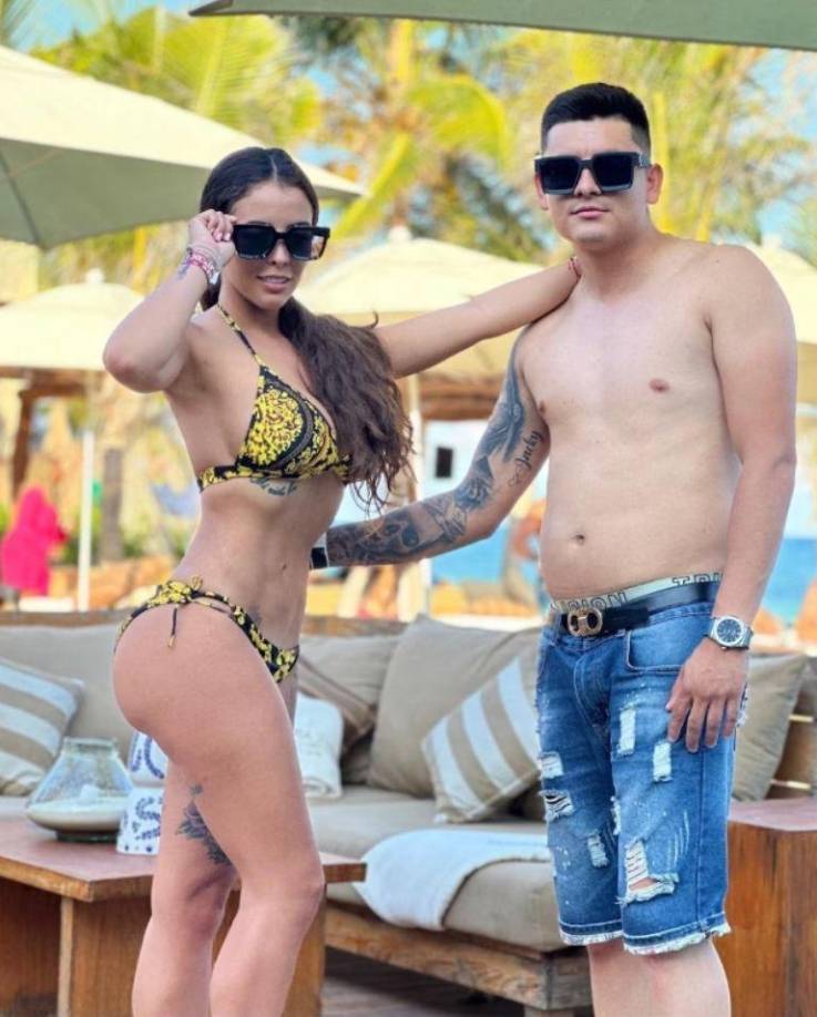 Las publicaciones mostraban momentos de su viaje en restaurantes y paseos por la Plaza Bolívar, sosteniendo juntos una bandera de Colombia.