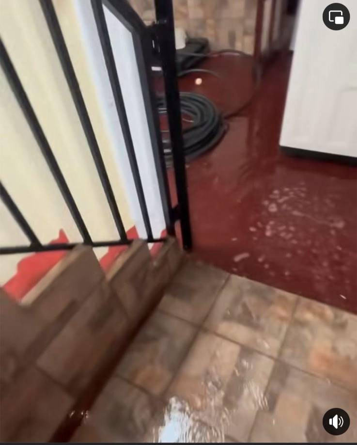 ”El agua ya está en toda la casa y es una cantidad impresionante de agua”, indicó. 