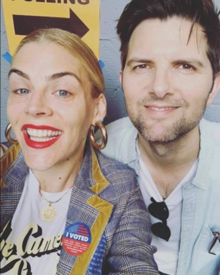 Busy Philipps se tomó una foto junto a Adam Scott después de encontrarse en el centro de votación.