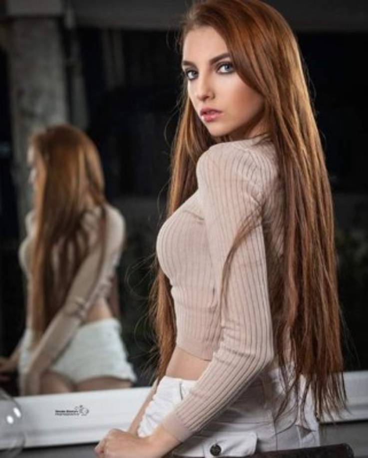 De ojos grises, pelo largo, lacio, la joven es proveniente de Hermosillo, Sonora.