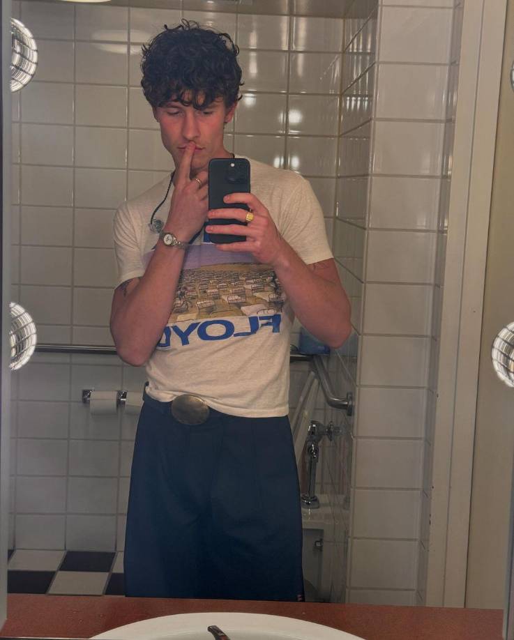 Mendes salió con su compañera estrella del pop Camila Cabello en una relación intermitente que duró años. Si bien se identificaba como heterosexual, los rumores sobre su sexualidad han circulado en línea durante años . Anteriormente describió los chismes en torno a su sexualidad como “frustrantes”.