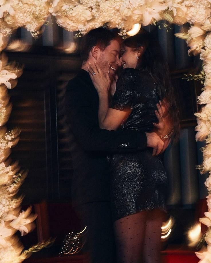 Sin embargo, cuando abrió la puerta, se dio cuenta de que las únicas personas en la habitación eran un fotógrafo y Shaun, vestido de Ralph Lauren bajo un arco de rosas blancas.“Entré en estado de shock. Me quedé paralizada y lo miré fijamente”, recuerda. Luego dijo: “ No ”. Y luego: “ ¡No, no, no! ”. Fueron negaciones de feliz incredulidad: después de que Shaun la animara suavemente, Nina se reunió con él entre las flores. (“Sabía que estaba nerviosa porque cuando está nerviosa hace bromas. Dice algo como: ‘Espera, ¿Anna no está aquí?’”, dice Shaun, riendo). Nina no recuerda exactamente qué sucedió después, y confiesa que se desmayó. Pero sí recuerda esto: “Dijo todas las cosas correctas”.