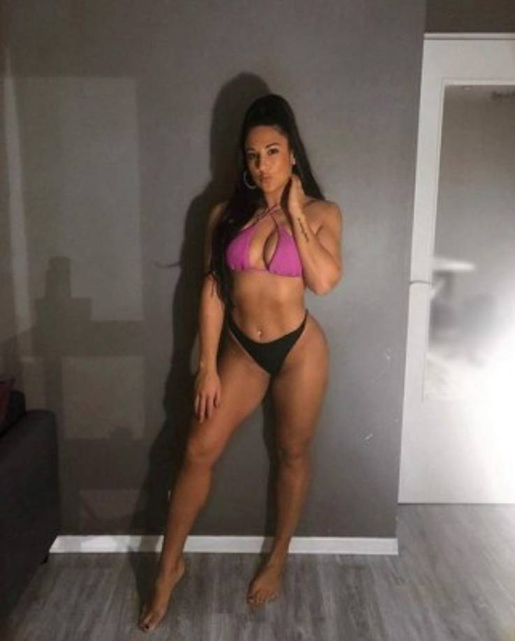 O'Neill nació en Toronto, Canadá y posee las nacionalidades de Venezuela, Canadá e Italia, pudiendo optar por la nacionalidad de Irlanda e Irlanda del Norte.​ Su padre es canadiense de ascendencia irlandesa​ y su madre es venezolana de ascendencia italiana.