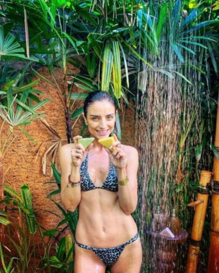 Aislinn Derbez - Aunque la foto no fue tomada precisamente en una escapada de verano, la actriz mexicana se lució en una sesión de fotos que hizo para su marca personal de jabones y Champús orgánicos. Las fotos fueron compartidas en su Instagram a finales de marzo.