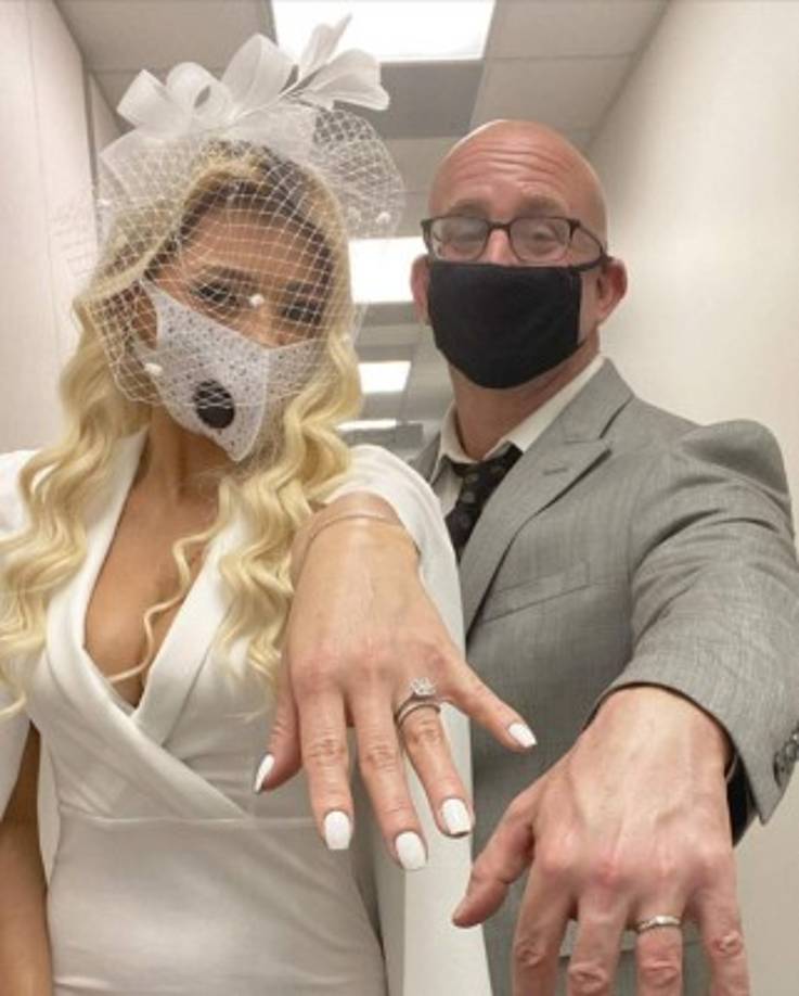 'Te amo, esposo. Quiero ser una gran esposa y hacerte realmente feliz. A partir de ahora, todos pueden llamarme DEBBIE DEUTSCH', agregó la joven catracha.