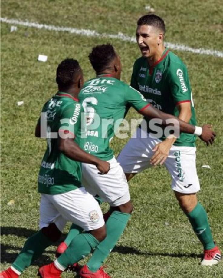 Johnny Leverón celebrando con John Paul Suazo y Júnior Lacayo.