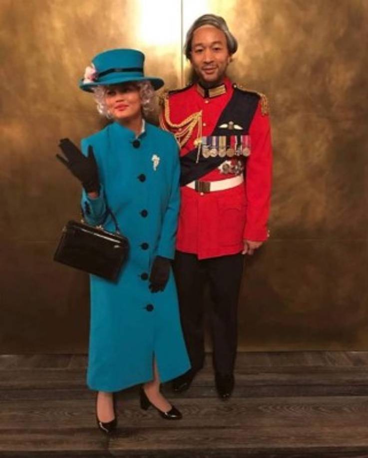 Chrissy Teigen y John Legend como la reina Isabel II y el príncipe Felipe.