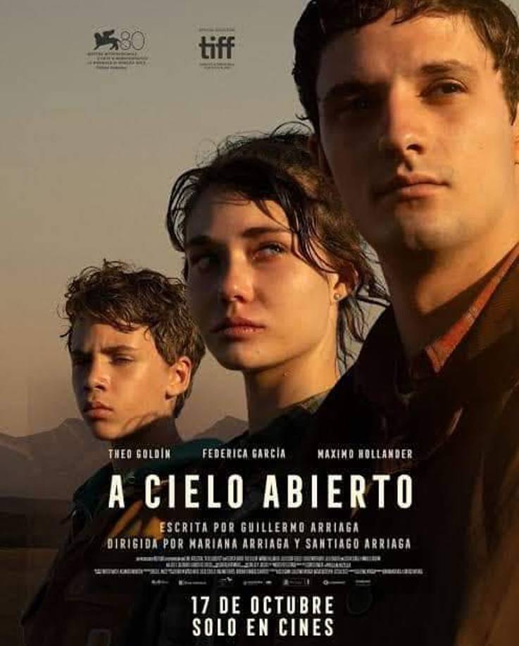 ”A cielo abierto”, una película que estrena el 17 de octubre. Su sinopsis es la siguiente: “Dos hermanos adolescentes emprenden un viaje de carretera hasta la frontera entre México y Estados Unidos para localizar al responsable del accidente de coche que causó la muerte de su padre. Acompañados por su bella hermanastra, los tres hermanos se embarcan en un tenso viaje de venganza y de crecimiento que, en última instancia, les hará aceptar la muerte de su padre”.
