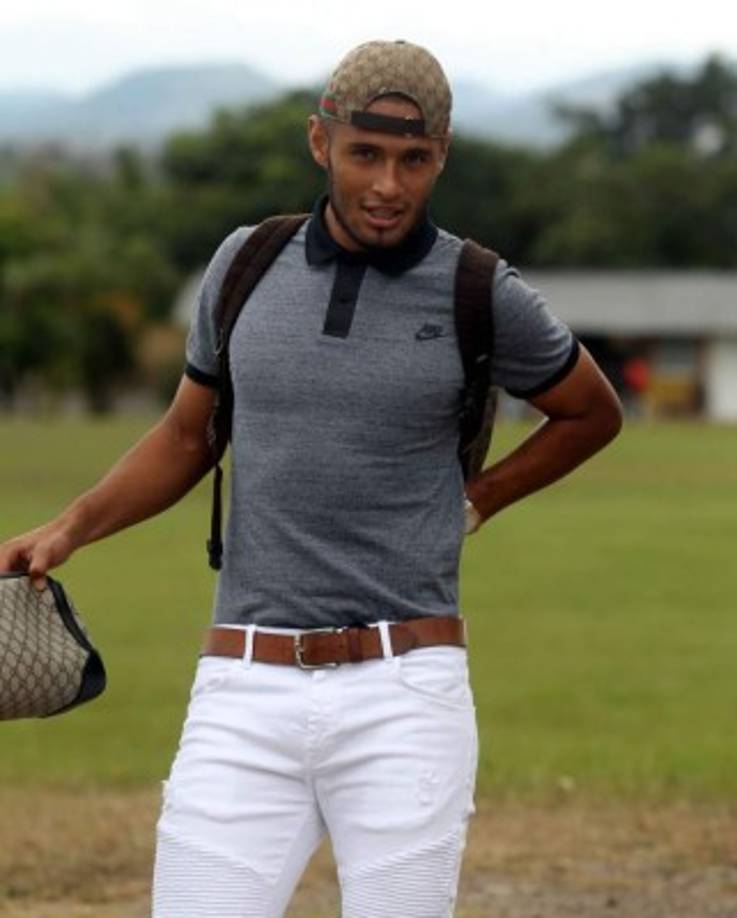 Uno de los jugadores de Olimpia que finalizó contrato es Alex López. El volante no sabe si arreglará con los albos. La directiva blanca lo quiere renovar por más años, algo que no le parece la seleccionado nacional. Incluso, tiene dos ofertas del extranjero y un equipo ya lo espera pero él todavía no se marcha de Olimpia pues respeta a la institución y no quiere salir de mala forma.