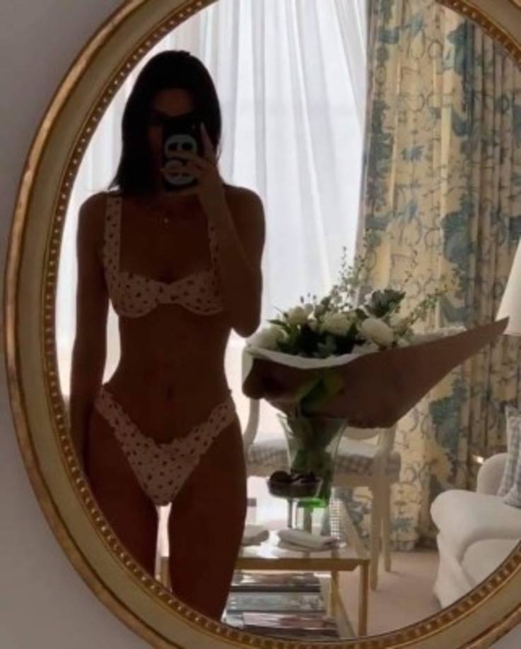 La joven modelo tuvo unas vacaciones soñadas, y al parecer quiere imponer una moda con sus trajes de baño de puntos.