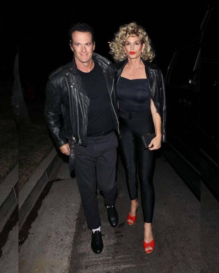 - Rande Gerber y Cindy Crawford: Decenas de estrellas de Hollywood se disfrazaron para asistir a la fiesta de Halloween en Casamigos; entre ellos, el empresario Rande Gerber y su esposa, la modelo Cindy Crawford. Ambos llegaron como Danny Suko y Sandy Olsson, icónicos personajes de “Vaselina”.