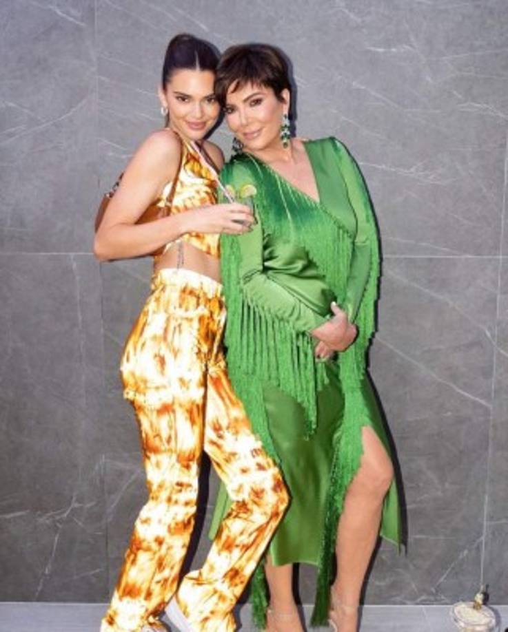 Entre los invitados destacaron sus hermanas Kourtney Kardashian y Kendall Jenner; y como su madre Kris Jenner, así como el novio de esta última, Corey Gamble.