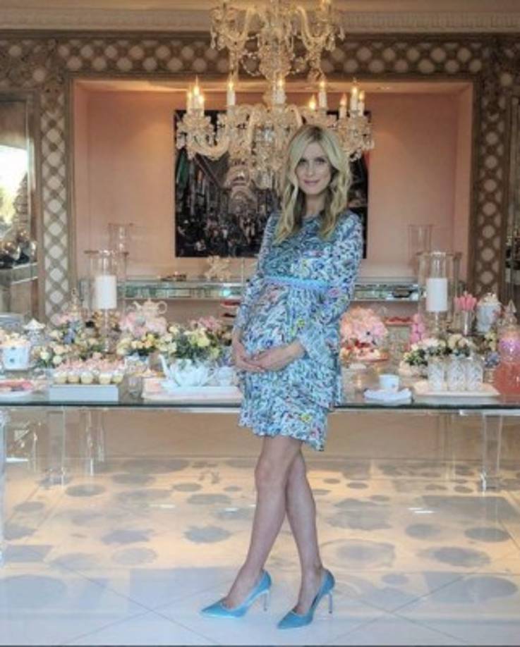 Nicky Hilton y su esposo James Rothschild están a la espera de su segundo hijo. La pareja ya tiene una niña llamada Lila Grace. La socialité estadounidense celebró recientemente su baby shower, al que acudió su madre Kathy Hilton y su famosa hermana Paris.