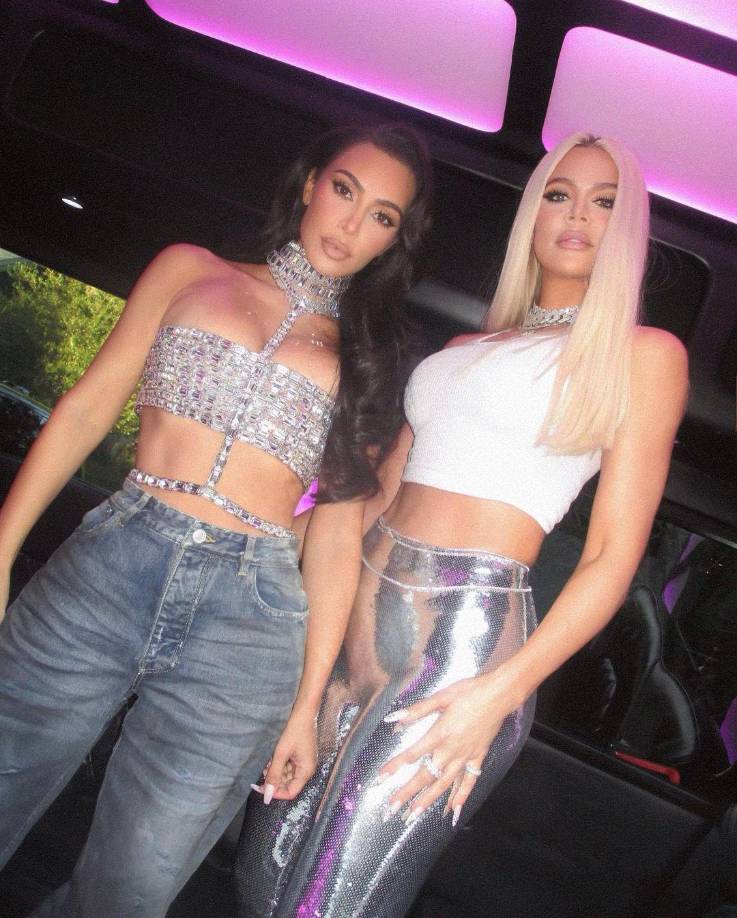 Kim y Khloé Kardashian fueron otras de las famosas que se hicieron presente al evento musical.