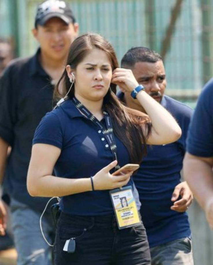 La periodista Karla López engalanó el derbi sampedrano con su belleza.