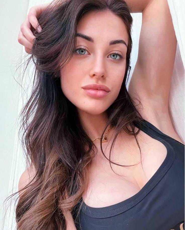 Según contó Anna, se conocieron luego de que Juan se animara a romper el hielo y empezó a escribirle por las redes. Hoy él le deja notitas y disfrutan juntos o en familia su vida fuera del fútbol.