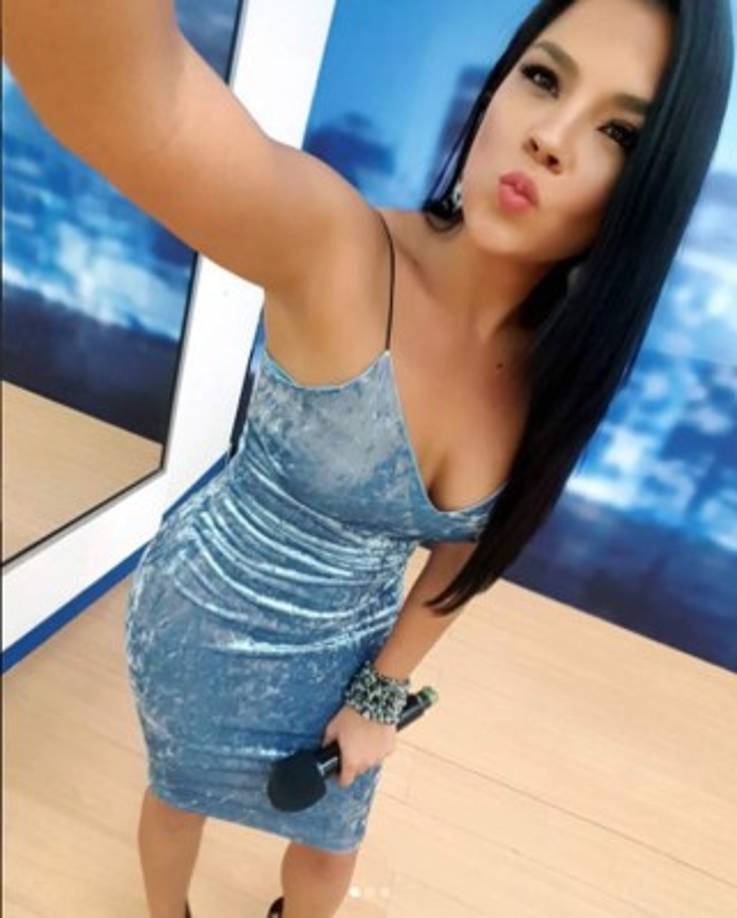 Es amante de los deportes y locutora de radio.