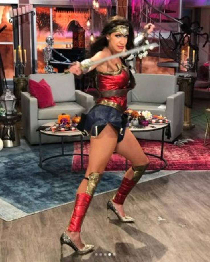 La conductora del programa 'El gordo y la flaca', Lili Estefan, ha dejado a un lado su mal momento que pasa tras su divorcio y saca sus poderes. 'Aquí disfrutando por unas horas de los poderes de #wonderwoman', publicó en su cuenta de Instagram.