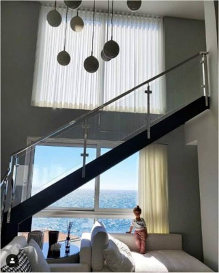 La estética del edificio es minimalista, con amplios ventanales y terrazas con vistas al mar. Del interior hay pocas imágenes, solo las que publican en Instagram de Cristiano y Georgina Rodríguez. Pero se sabe que el edificio tiene un amplio y completo gimnasio, un SPA, jacuzzis…