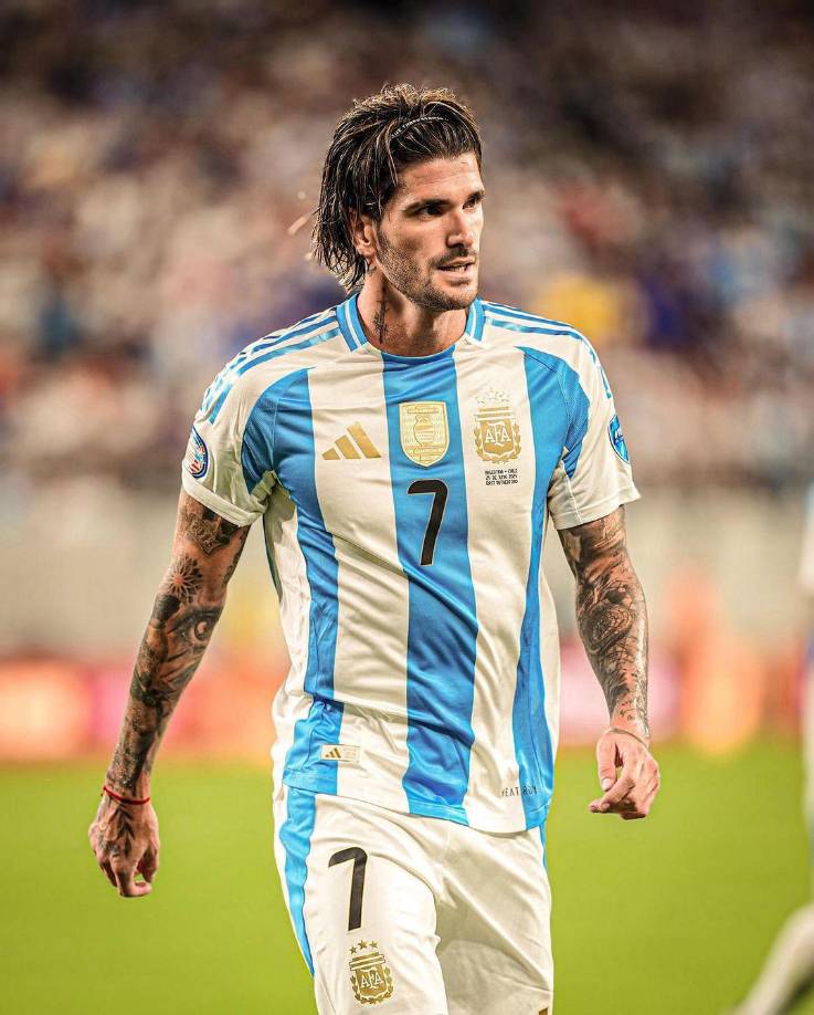 Volantes: En el centro del campo se encontrará Rodrigo de Paul, del Atlético de Madrid.