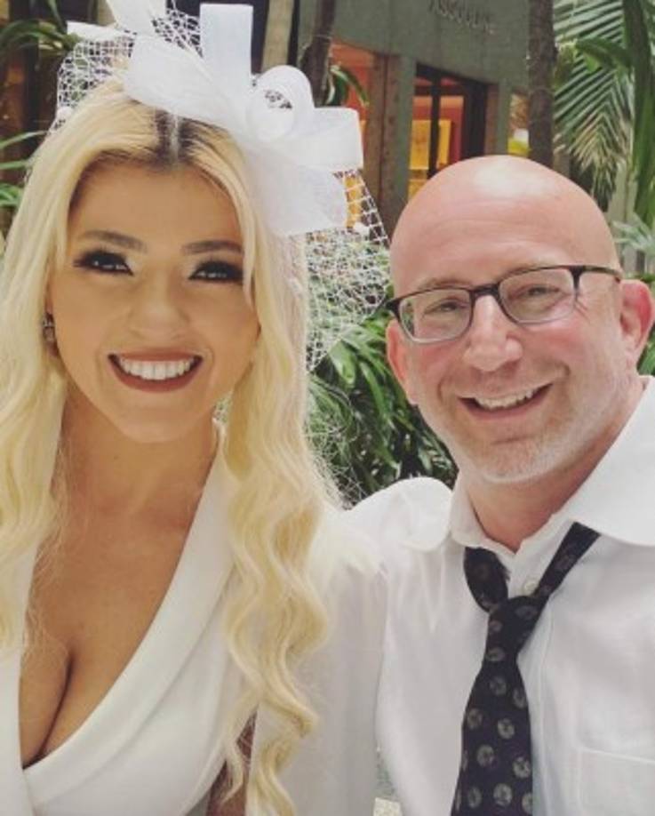 “#JustMarried. Mr & Mrs Deutsch 3/18/2021”, escribió Debbie junto a varias postales con su nuevo esposo.