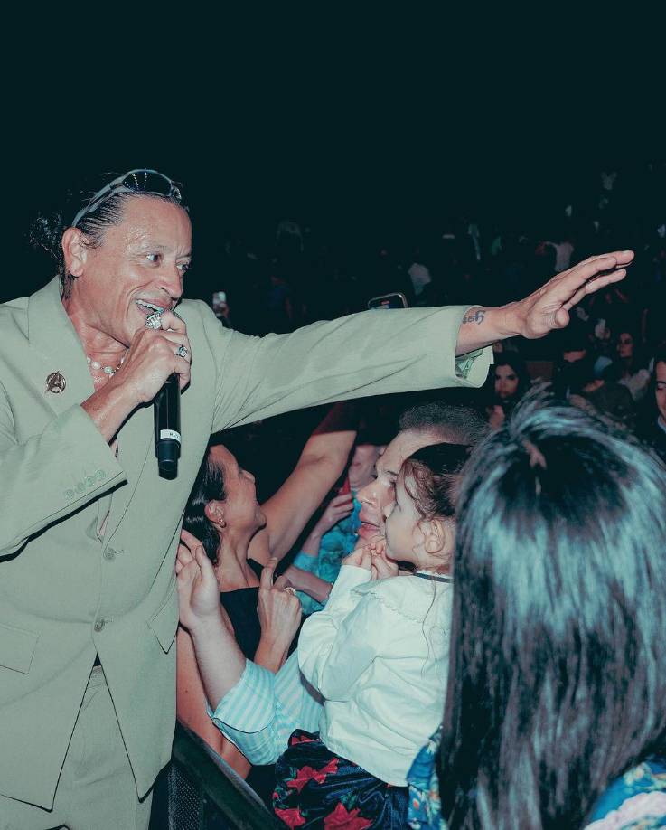 El merenguero estuvo casado con Ana Ceruto de 1996 a 2001 y la relación terminó cuando, según ella, lo encontró con Yolanda Rivera, madre de uno de los tres hijos que el artista tuvo fuera del matrimonio. Tras el escándalo, Crespo encontró el amor y se casó con Maribel Vega en febrero de 2009 en la ciudad de San Juan, Puerto Rico.