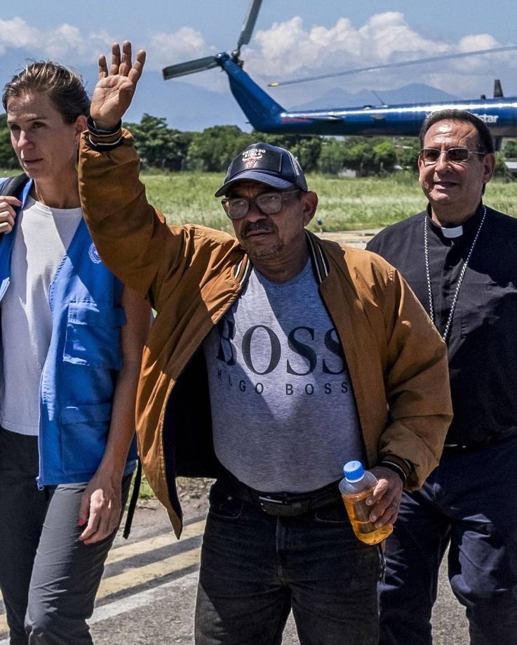 Acompañado por una misión humanitaria, Manuel Díaz aterrizó en un helicóptero en el aeropuerto de Valledupar (norte), cercano a la Serranía del Perijá, donde fue entregado por los rebeldes, según imágenes difundidas por la Conferencia Episcopal. 