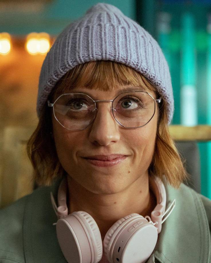 Michelle Jenner es Keila, una eminencia de la ingeniería electrónica. Experta en códigos informáticos y ciberseguridad. Tan inteligente y sensible como inadaptada.