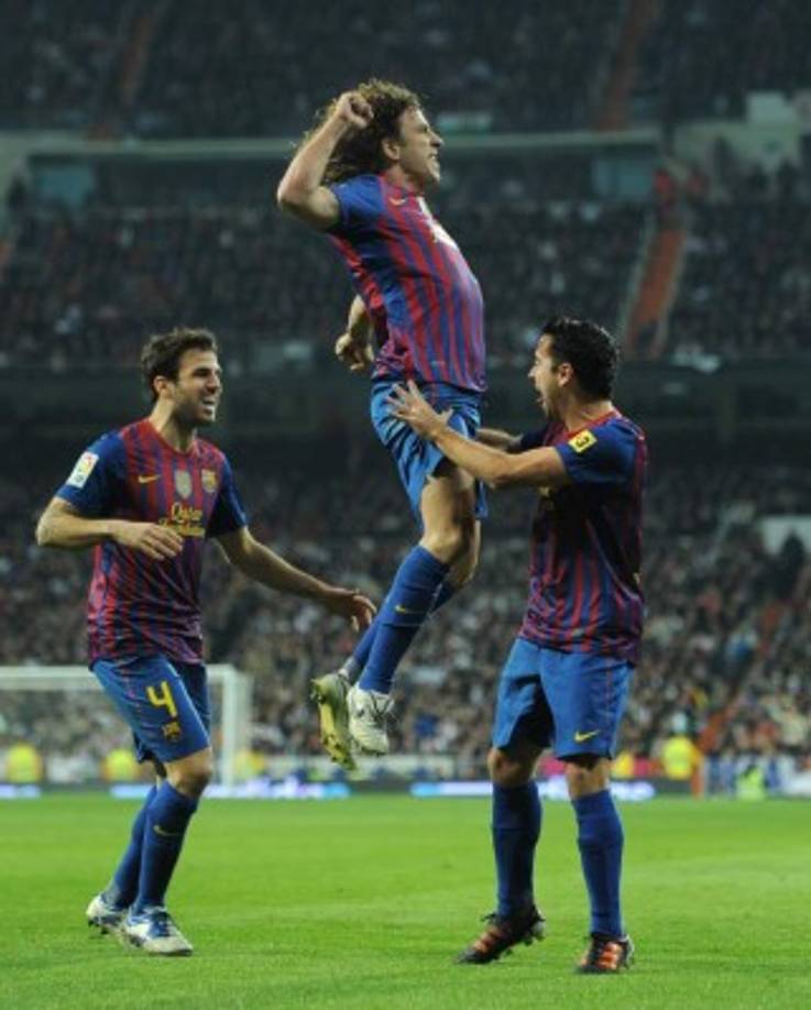 Celebraciones extasiadas. La potencia de salto de algunas jugadores puede generar estas incómodas situaciones cuando sus compañeros se acercan a celebrar unos de sus goles. Es el caso de este festejo de Puyol y Xavi, junto a Fábregas.