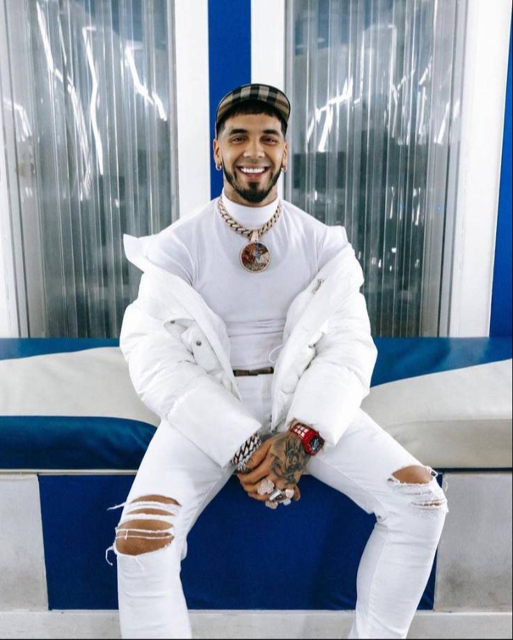 Y es que Anuel no se ha quedado de brazos cruzados y en diversas ocasiones le ha respondido muy a su manera a la Bichota. 