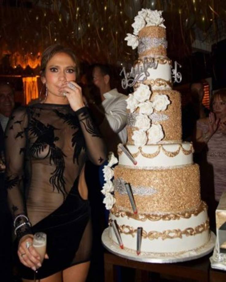 JLo y Rodríguez se citaron este sábado con sus seres queridos en un lujoso local de moda de la ciudad donde soplaron las velas de unas espectaculares tartas, en tonos plateados para él y dorados para ella.