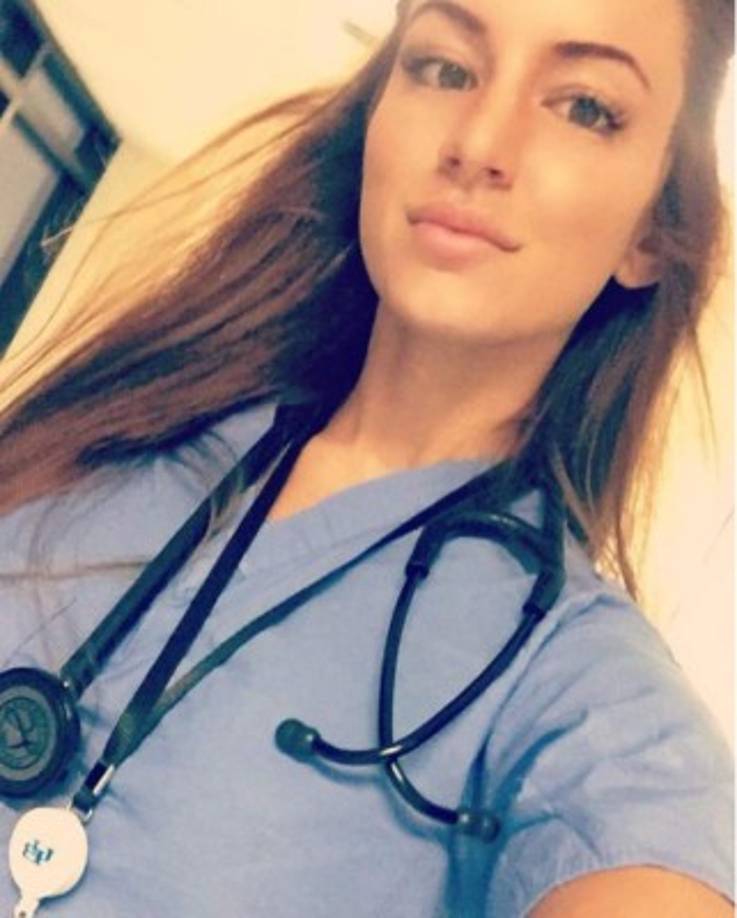 Mindy Sittinpretty usa bata blanca después de terminar su residencia.