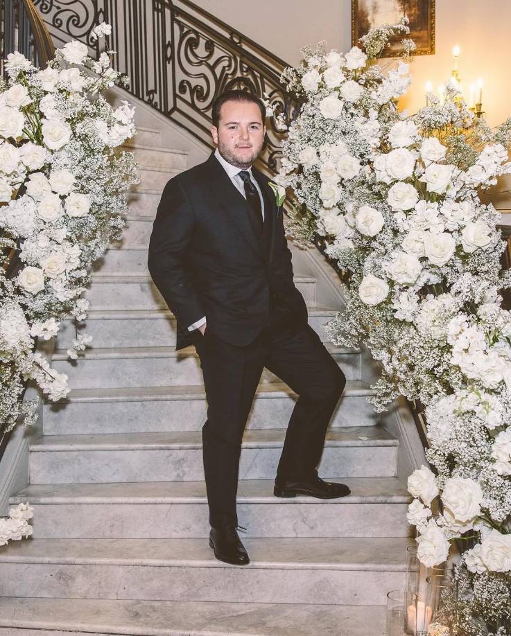 Mientras que Massagli eligió un traje clásico de color negro. La fiesta abarcó una elección musical inspirada en el Studio 54 y concluyó con un camión de comida que repartió hamburguesas de McDonald’s.