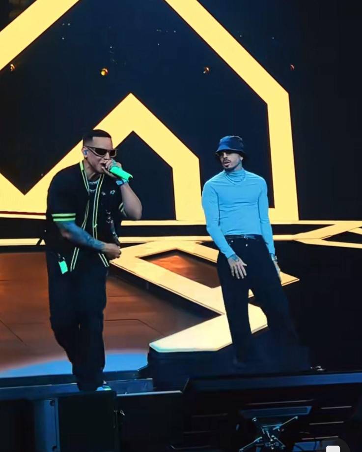 Daddy Yankee siempre ha apoyado a lo nuevos talentos y por eso no podía faltar uno de los más prometedores, Rauw Alejandro. “El zorro” tuvo la oportunidad de compartir este momento tan importante para el pionero del reggaetón.Ambos artistas causaron furor con sus estilos únicos, fusionados en temas como “Panties y brassieres”, “Agua”, y una presentación especial del clásico “Salgo pa’ la calle”, mismo que ya había cantado con Jowell y Randy. 