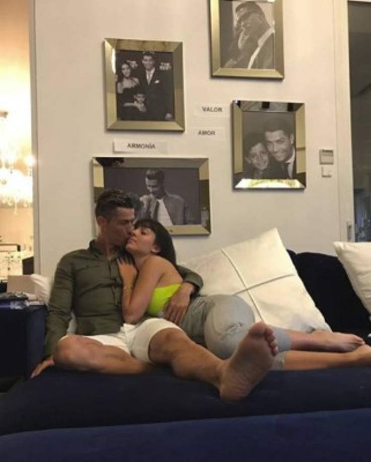 El exdelantero del Real Madrid presume su amor por su novia en sus redes sociales.