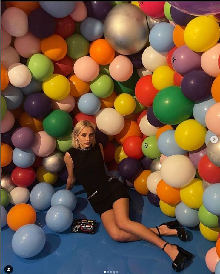 5. Emma Chamberlain gana 12 millones al año y cuenta con 27.6 millones de seguidores su promedio de compromiso es de 6,84% y su puntuación de emprendimiento de 3. Es conocida por su ingenio y su humor inexpresivo, que la han ayudado a convertirse en una bloguera popular. Tiene una de las tasas de participación más altas, con casi el 12% de su audiencia de Instagram