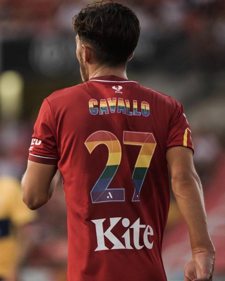 “Iker Casillas y Carles Puyol bromear y burlarse de salir del armario en el fútbol es decepcionante, comenzó señalando en sus redes sociales el jugador Josh Cavallo .