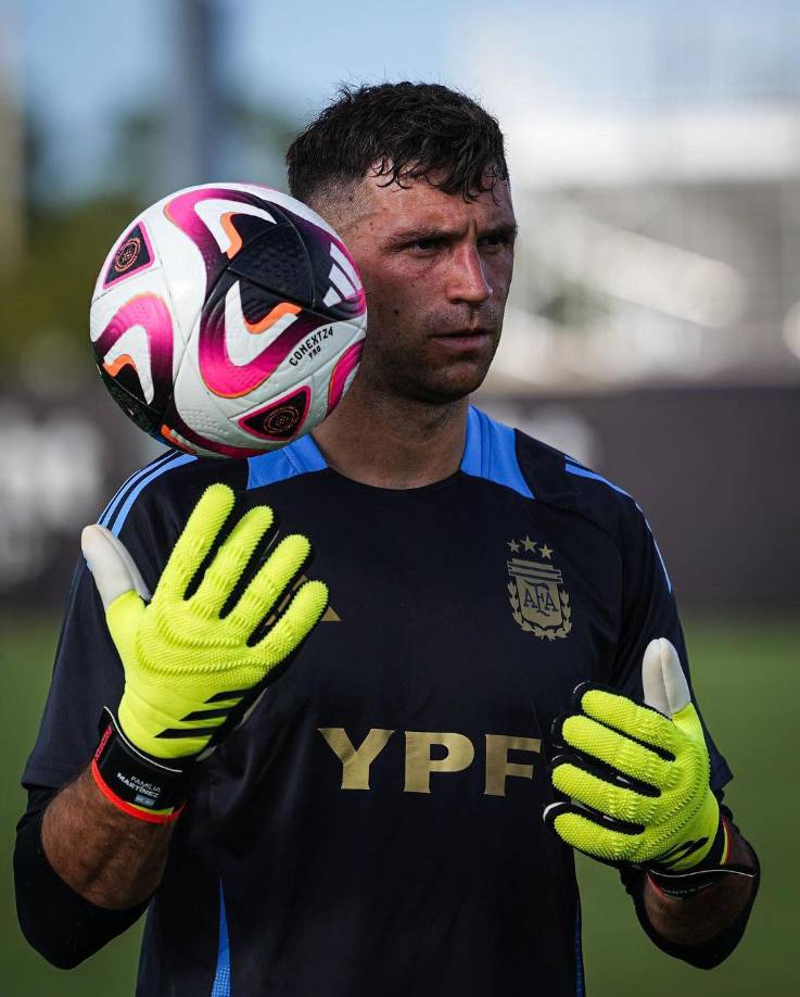  Dibu Martínez se ha posicionado como uno de los mejores arqueros del Mundo por la FIFA y busca ganar en la próxima edición del Balón de Oro 2024.