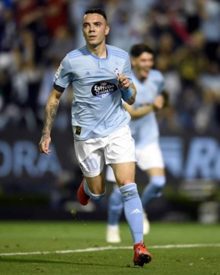 Iago Aspas celebra agarrándose el escudo del Celta.