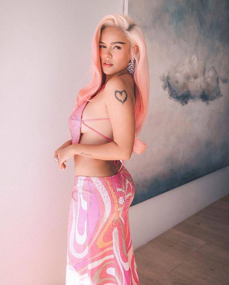 “Quiero ser mamá, y siento que ese momento se está acercando. Así que no sé, quizás en el futuro voy a tomar un tiempo para mí, como hacer una pausa y otros negocios de los que más adelante sabrán”, expresó Karol G. 