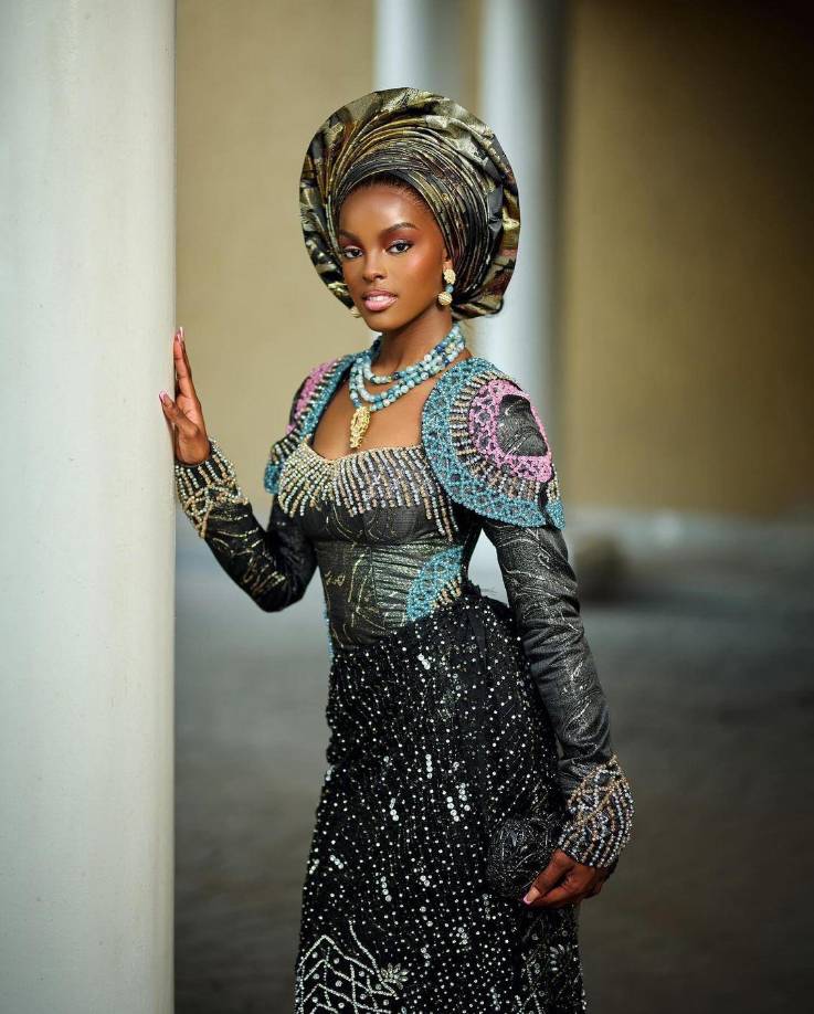 Tras esa revelación, el Ministerio del Interior aseguró que Adestshina “no podría haber participado en las presuntas acciones ilegales de su madre, ya que era una bebé en ese momento”. La modelo había sostenido que nació en Soweto, el antiguo gueto negro de Johhanesburgo.