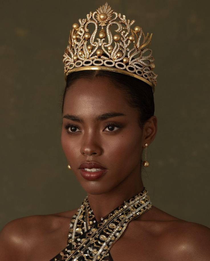 Chelsea Manalo (Miss Filipinas) – Miss Universo AsiaPerfil: Chelsea Manalo, de 23 años, es una modelo y empresaria filipina. 