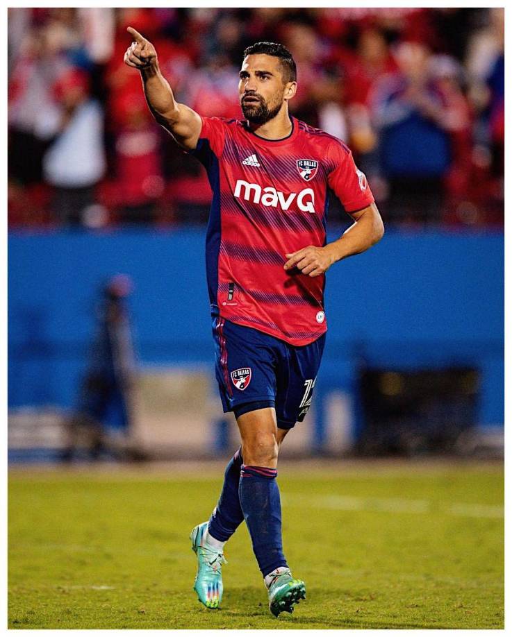 “Para Becky, has sido la luz en mi vida, mi fuerza, quien siempre me ha mostrado amor incondicional. En lugar de honrar ese amor cada día, he hecho lo contrario, herirte y faltar el respeto a la única persona que amo más que a nada”.