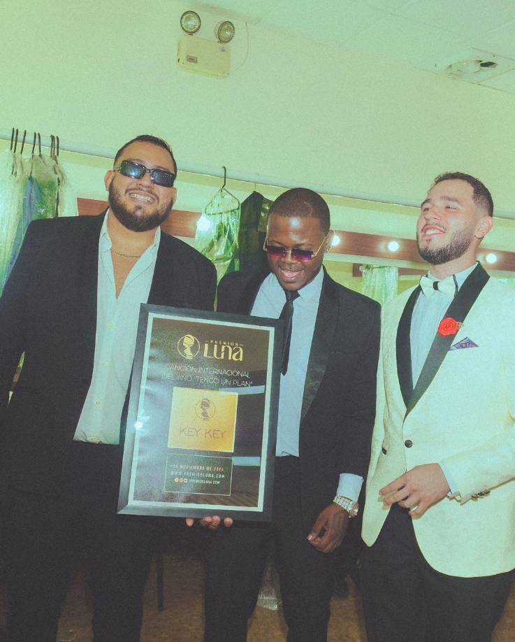 Premios Luna es el máximo reconocimiento anual al talento musical según el gusto del caribe colombiano, fundado por el reconocido hombre de la radio y espectáculo Ley Martín en el año 2000. 