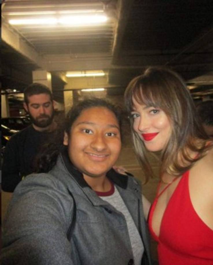 A la joven no le importa si tiene que pasar horas y horas en el aeropuerto, en la entrada de un restaurante, hotel o cualquier lugar donde pueda lograr una foto con las estrellas.