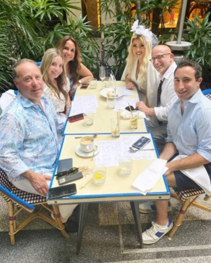 Debbie Bertrand junto con su nueva familia.