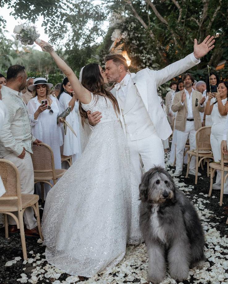 La fiesta fue amenizada con música en vivo, mariachis y la tradicional música puertorriqueña. Valeria Marín y Julián Gil se veían muy felices.
