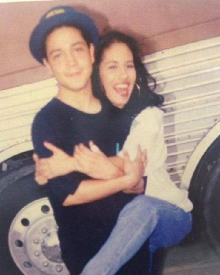 La historia de amor de Selena con Chris fue complicada desde un inicio, pues el papa de Quintanilla se oponía al 'amor prohibido' que había entre los dos jóvenes.