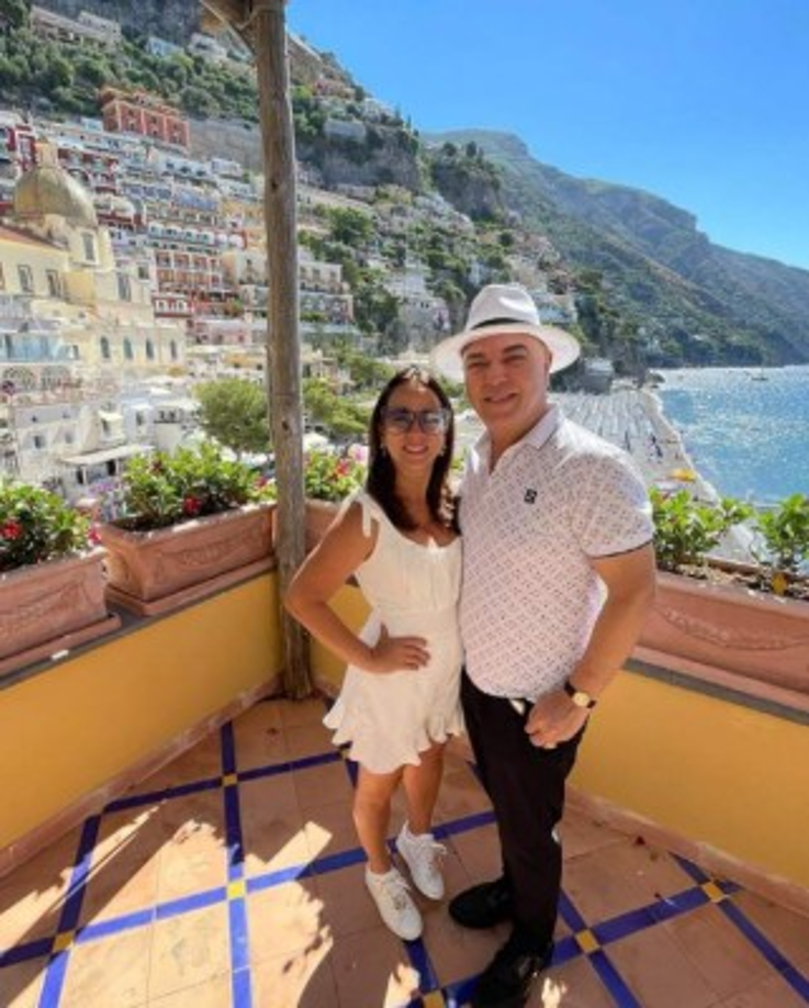 Adamari López junto con su hermano Adalberto.