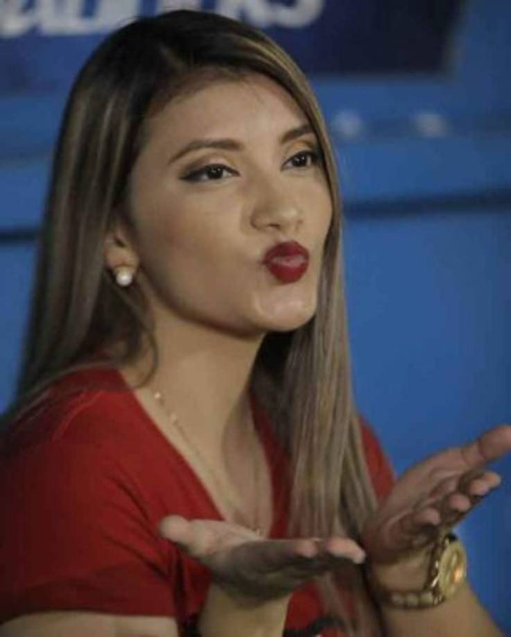 Esta hermosa chica adornó con su belleza el duelo entre Real España vs Vida